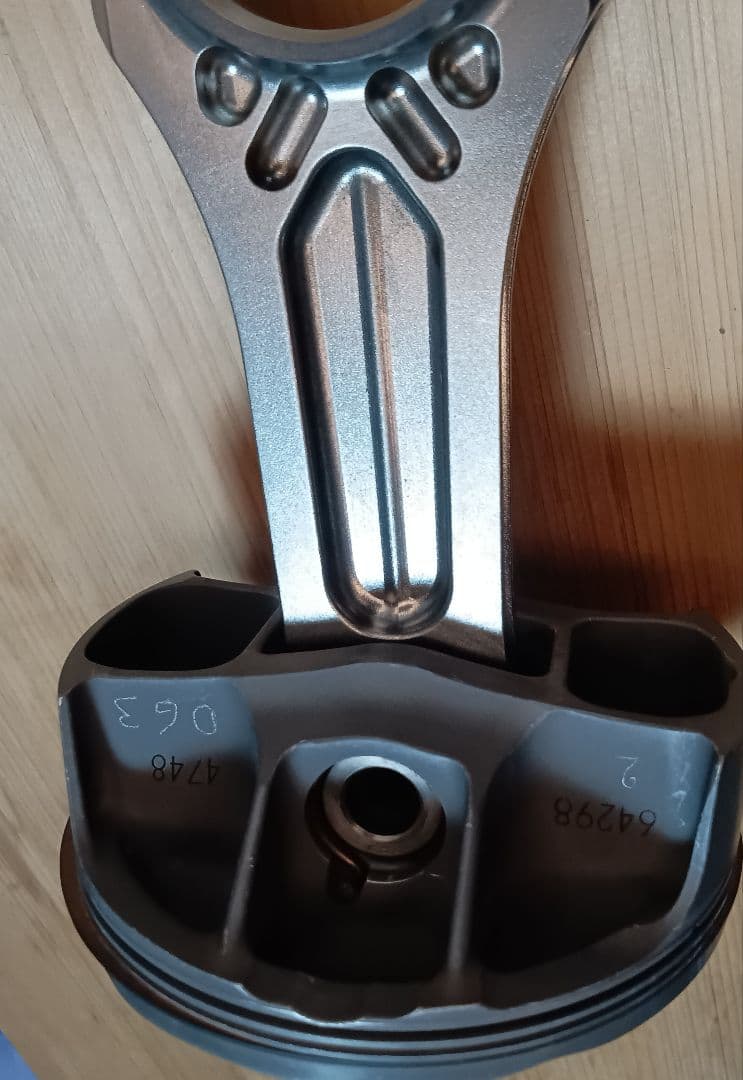 【超貴重品】 フェラーリ F1 2001 Tipo50 ピストン&コンロッド