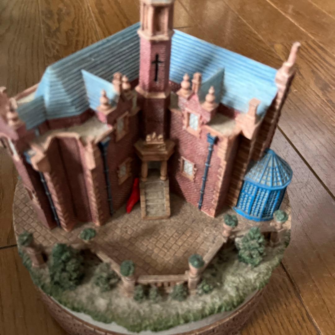 ホーンテッドマンション　ゴシック様式の建物ミニチュア　フィギュア