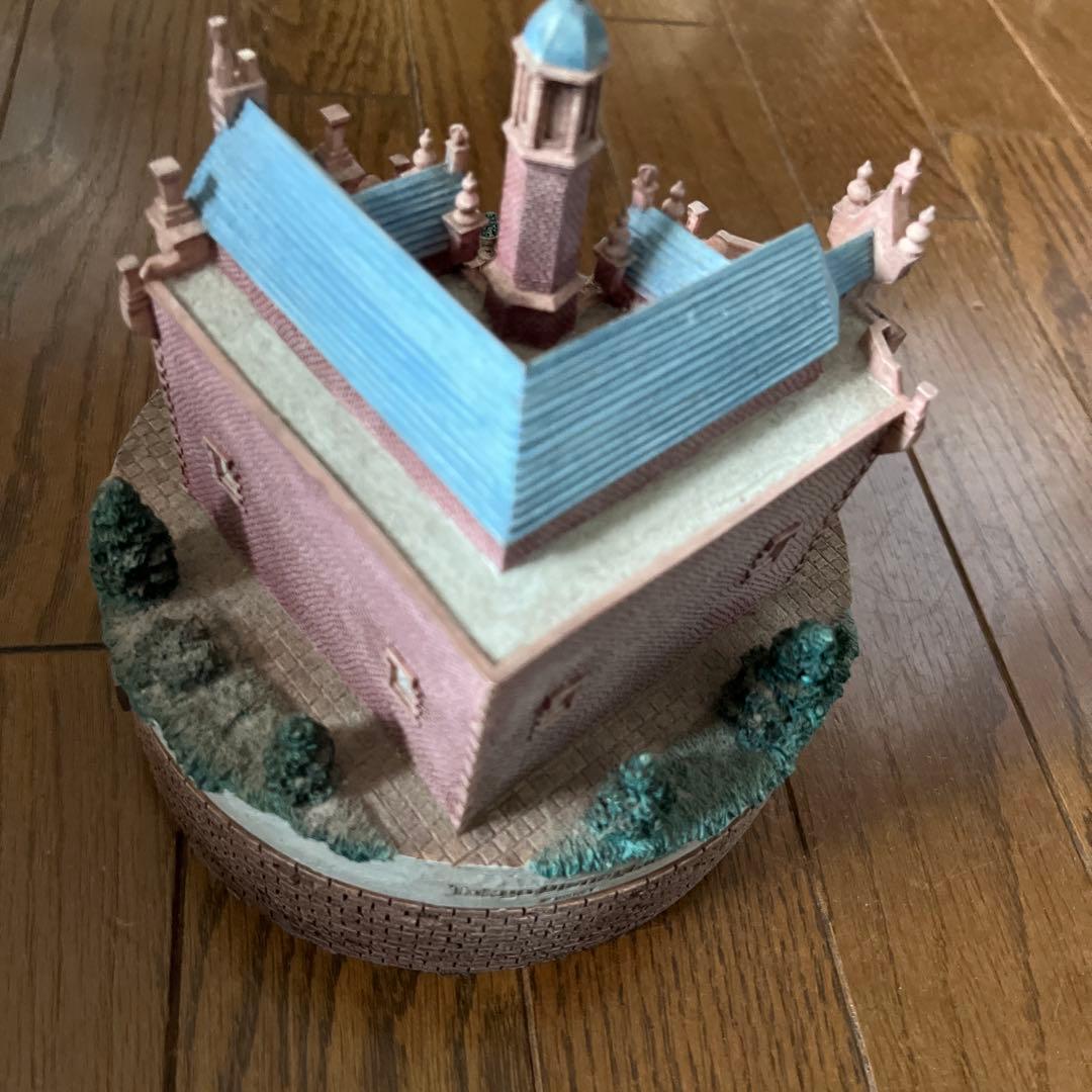 ホーンテッドマンション　ゴシック様式の建物ミニチュア　フィギュア