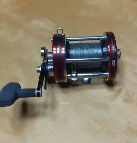 レッド 両軸リール 金属製 右巻き