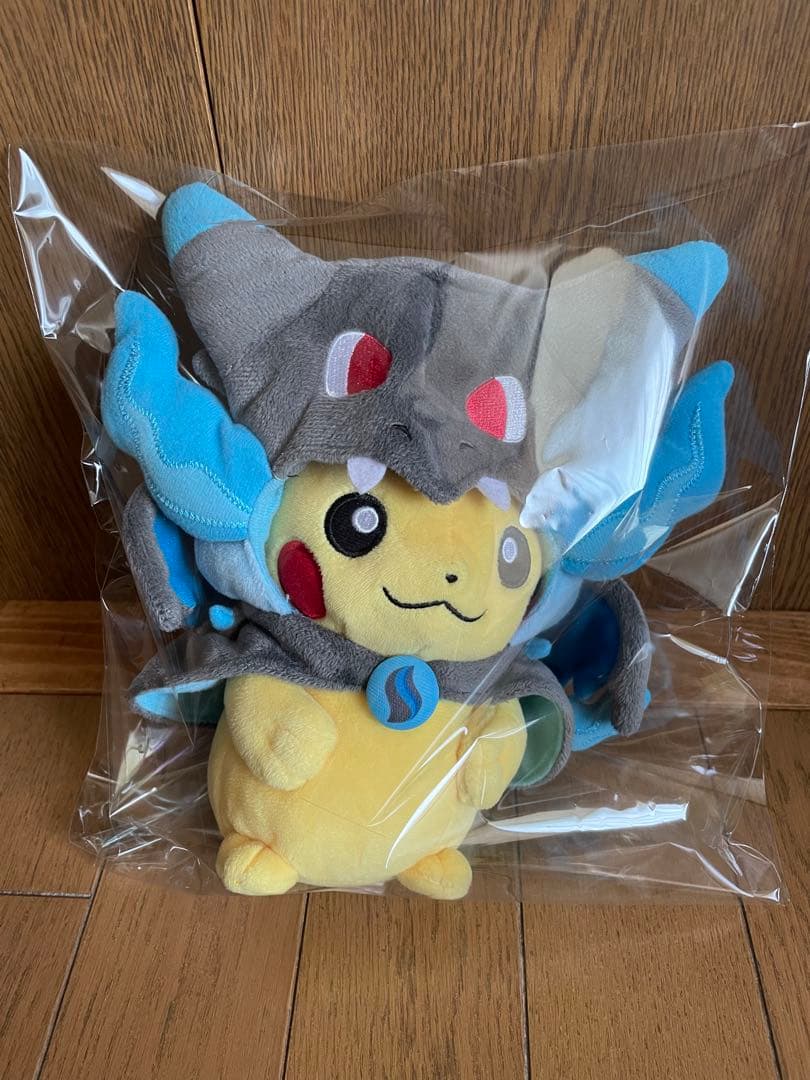 ポンチョを着たピカチュウ　メガリザードンX ポケモンセンター