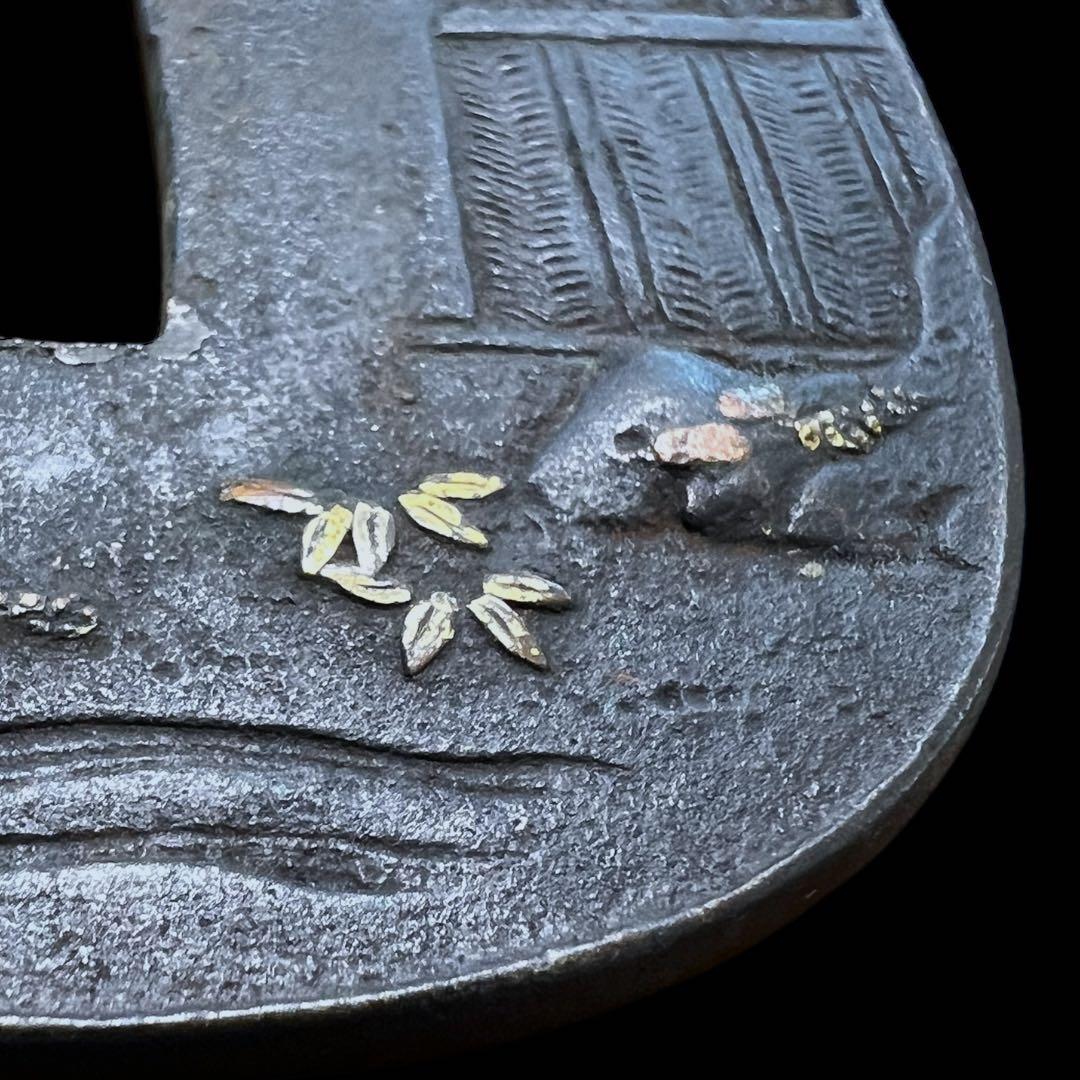 グ*ー様 鸛《古美術》刀装具 本歌 無銘 鉄地 金象嵌人物画花水風景図 鍔 武具