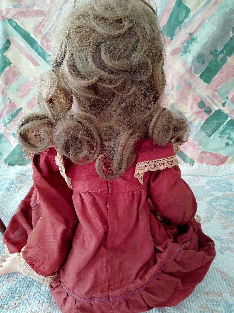 外国製アンティークドール 赤いドレス 金髪長身55cm椅子付き
