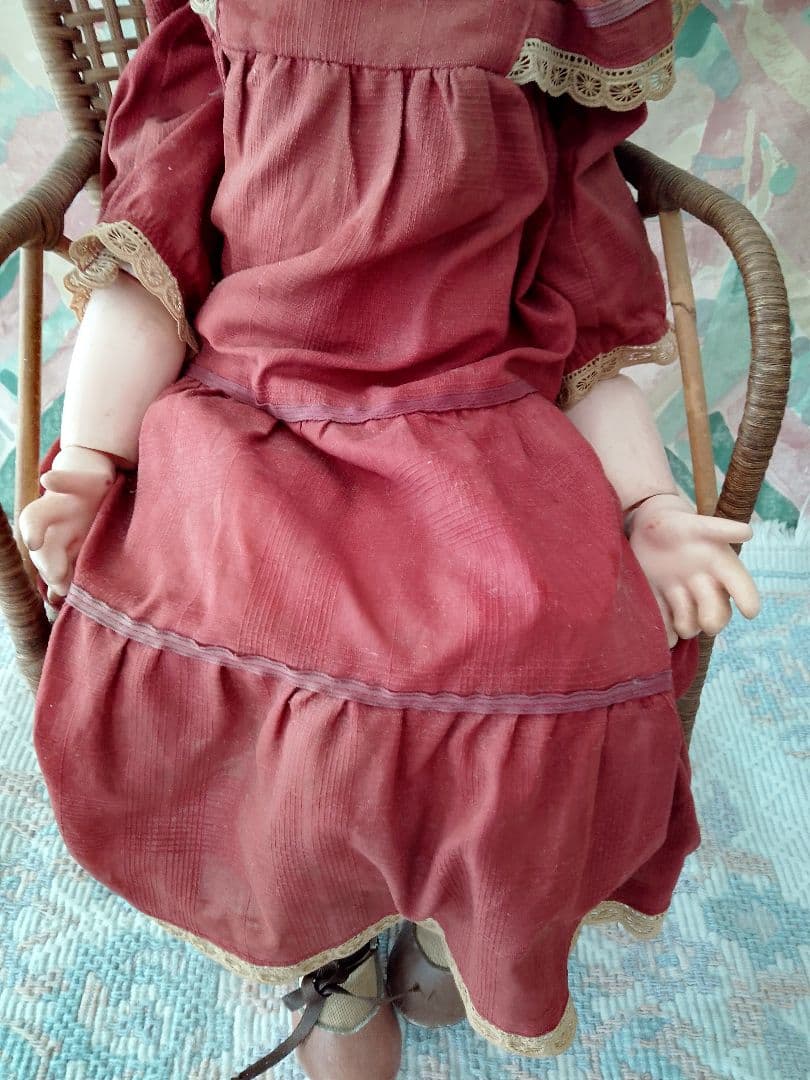 外国製アンティークドール 赤いドレス 金髪長身55cm椅子付き