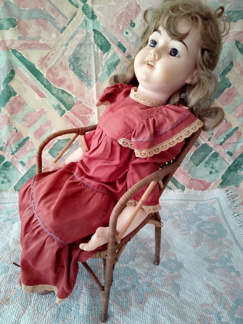 外国製アンティークドール 赤いドレス 金髪長身55cm椅子付き