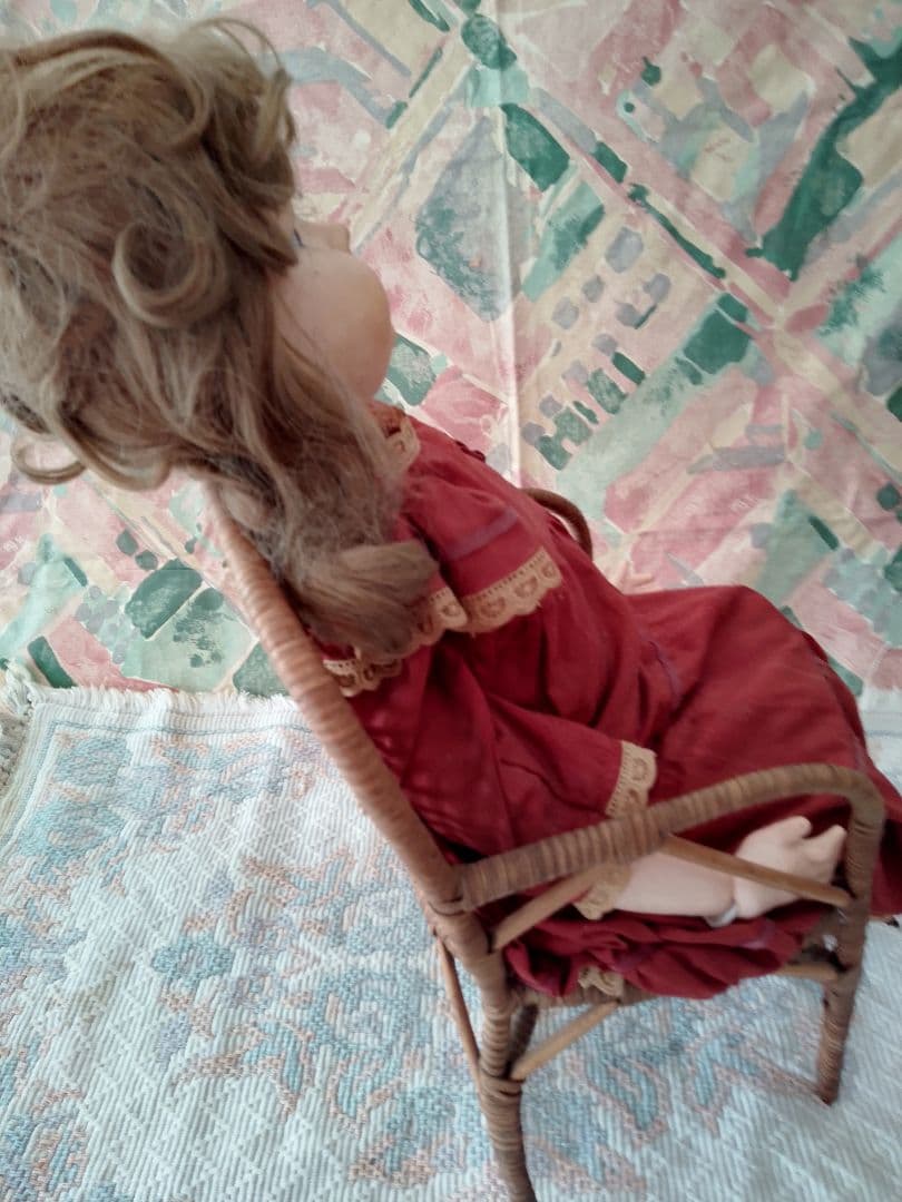 外国製アンティークドール 赤いドレス 金髪長身55cm椅子付き