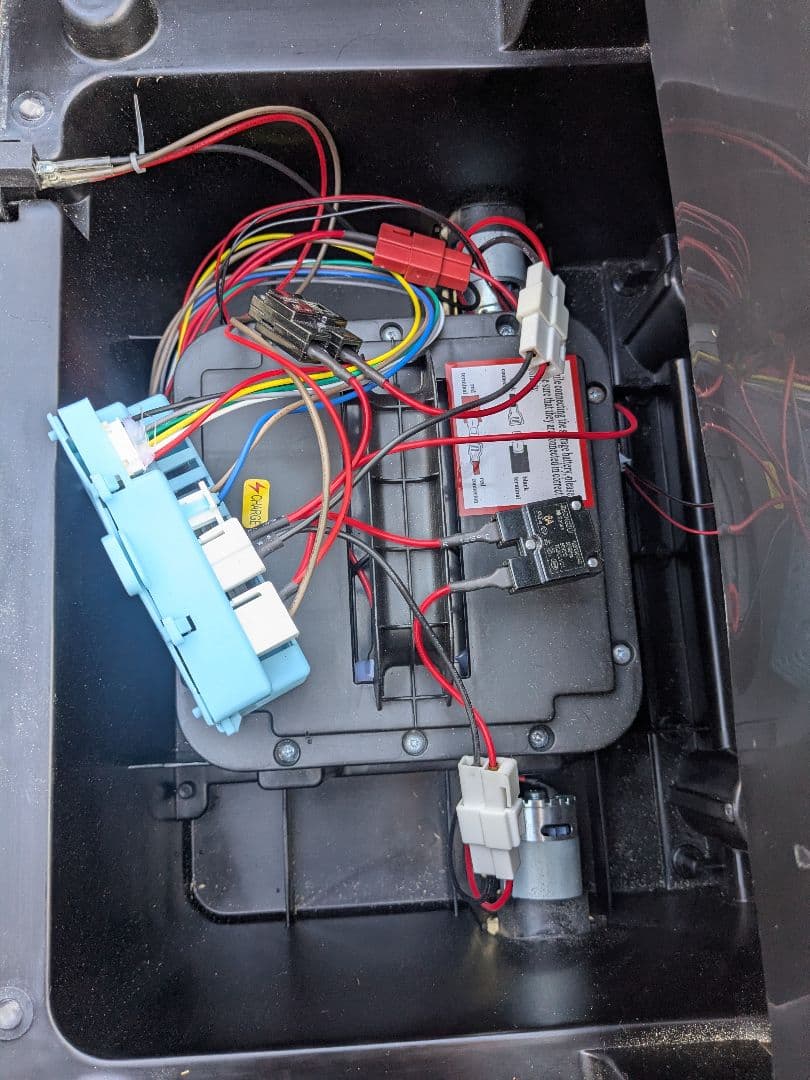 乗用玩具 乗用ラジコン トヨタ ハイラックス 　※シャンク品　手渡し取引き