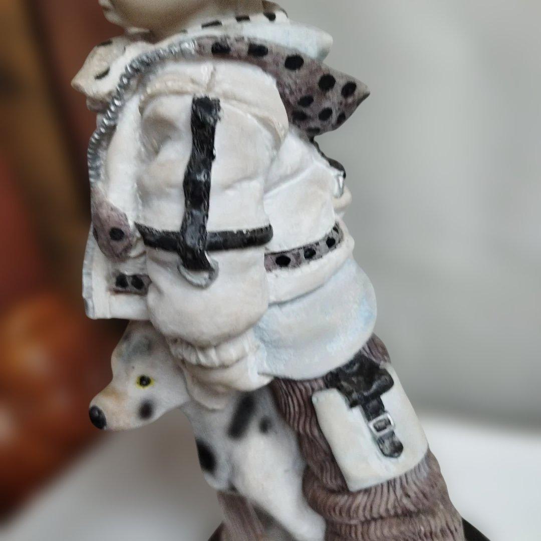 犬お散歩する少年。