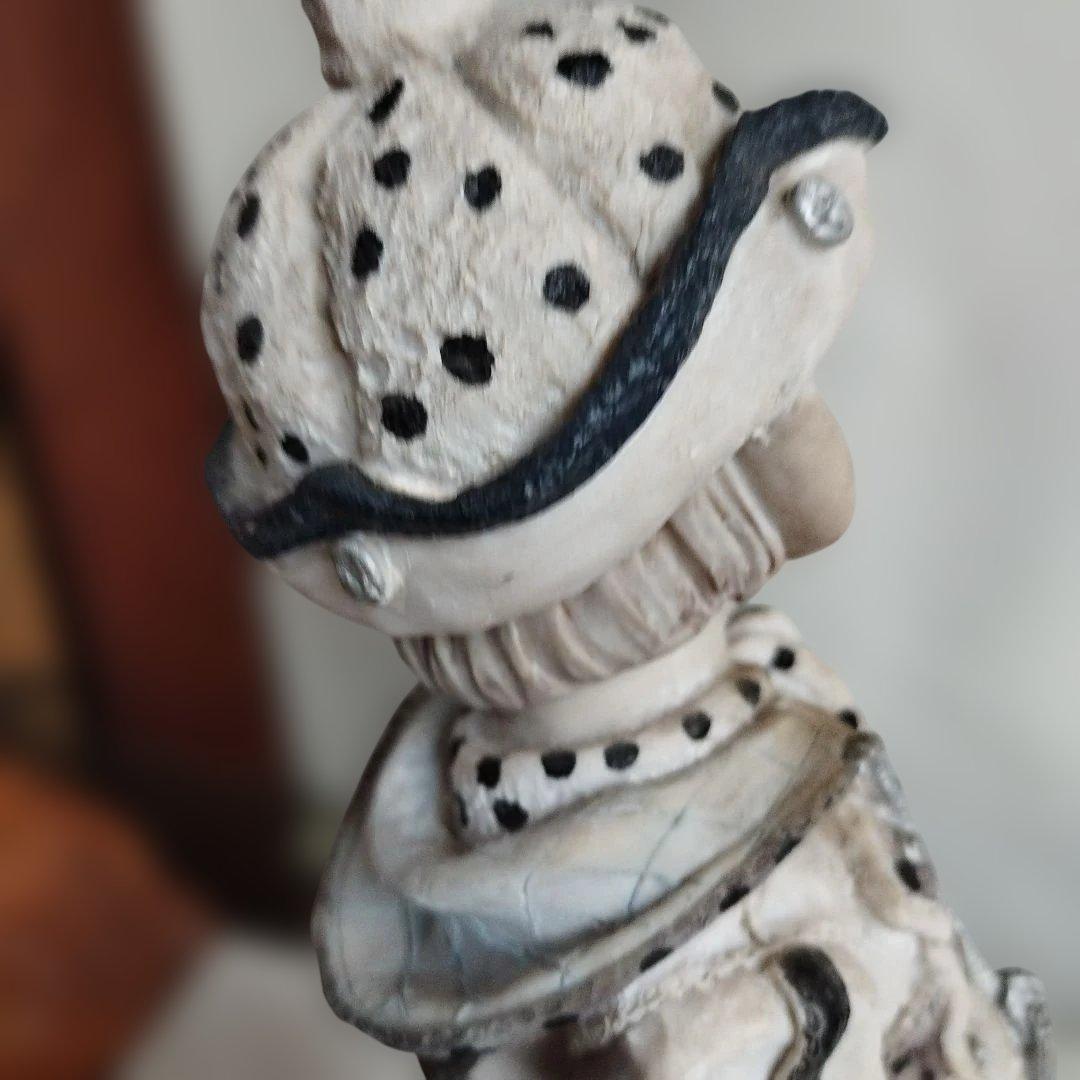 犬お散歩する少年。