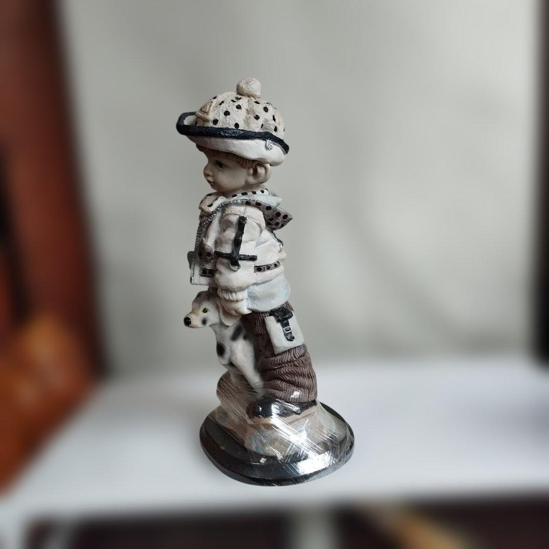 犬お散歩する少年。