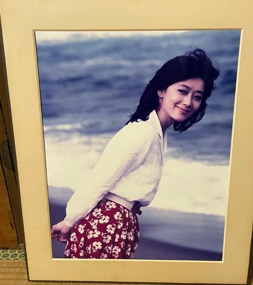 海辺で微笑む女性の写真