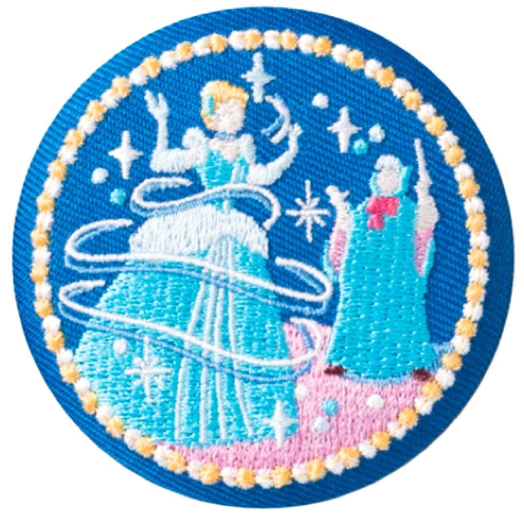 新品★Disney Characters【シンデレラ】刺繍缶バッジ★ビスケット2
