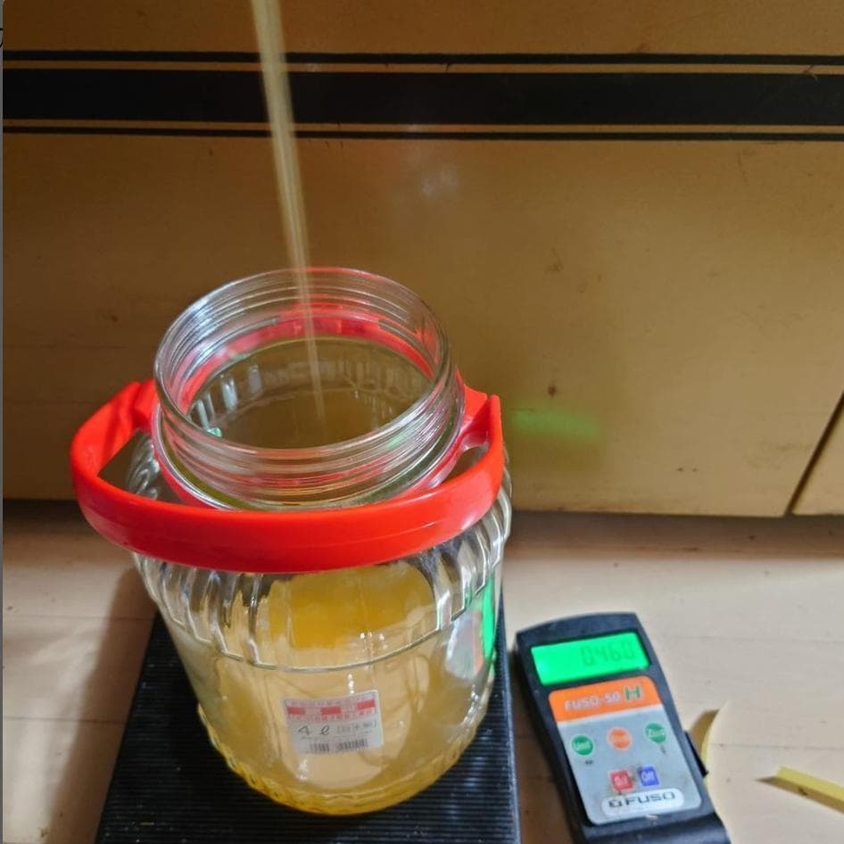 リピーター多数　国産百花蜜 梅酒瓶入り　おまけ付き　生産者価格で大放出