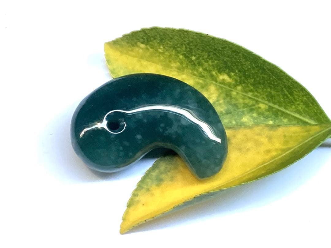 ✳premium 糸魚川翡翠翡翠勾玉　吉兆文様の雪輪　再結晶線入り御守りに‼️