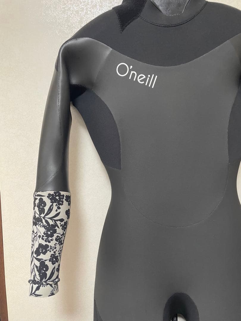 （1度のみ使用）O'neill ウェットスーツ 黒 花柄 5/3mm