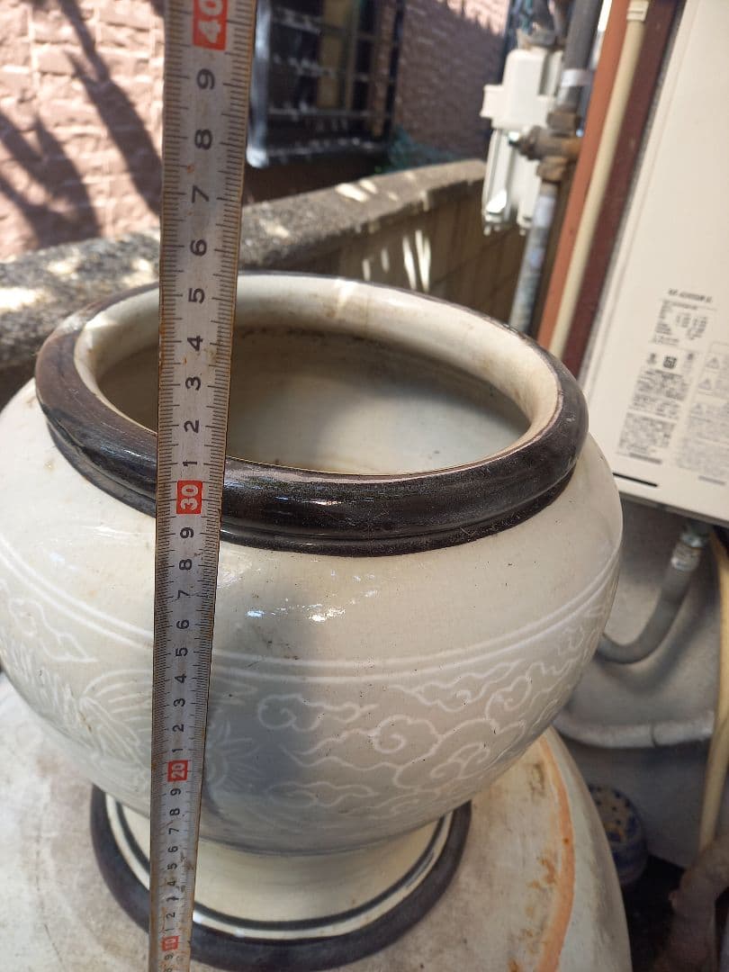 高さは、30cm　口20cm大きな壺