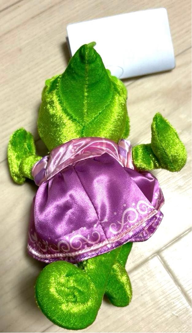 ディズニー ストア 塔の上の ラプンツェル パスカルぬいぐるみ バッジ ぬいば