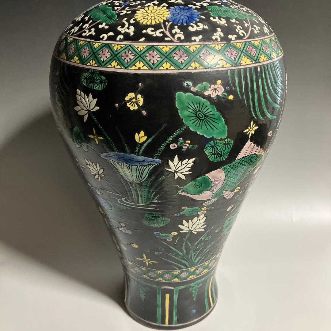 中国花瓶　黒地粉彩　魚花紋大花瓶