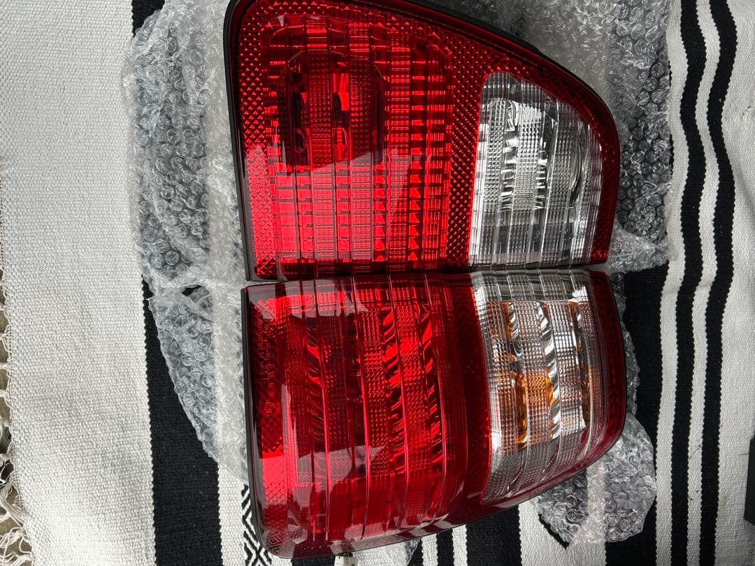 ランクルシグナス　中期　純正テールランプ