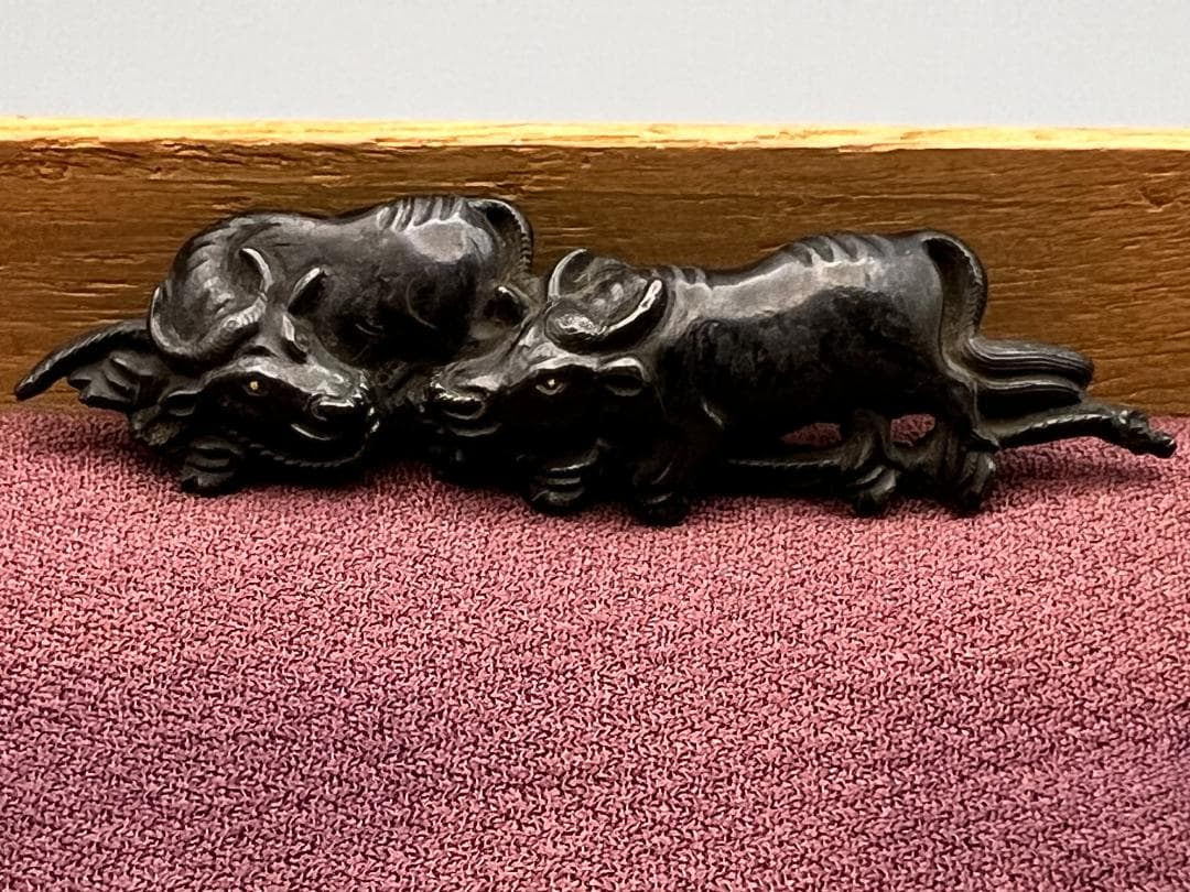 【海】江戸明治金工　二疋牛図　金目　手彫　目貫一体　銅製鍍金　骨董品　専用箱付