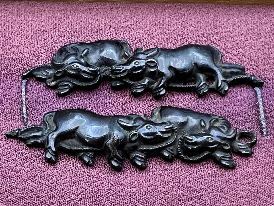 【海】江戸明治金工　二疋牛図　金目　手彫　目貫一体　銅製鍍金　骨董品　専用箱付