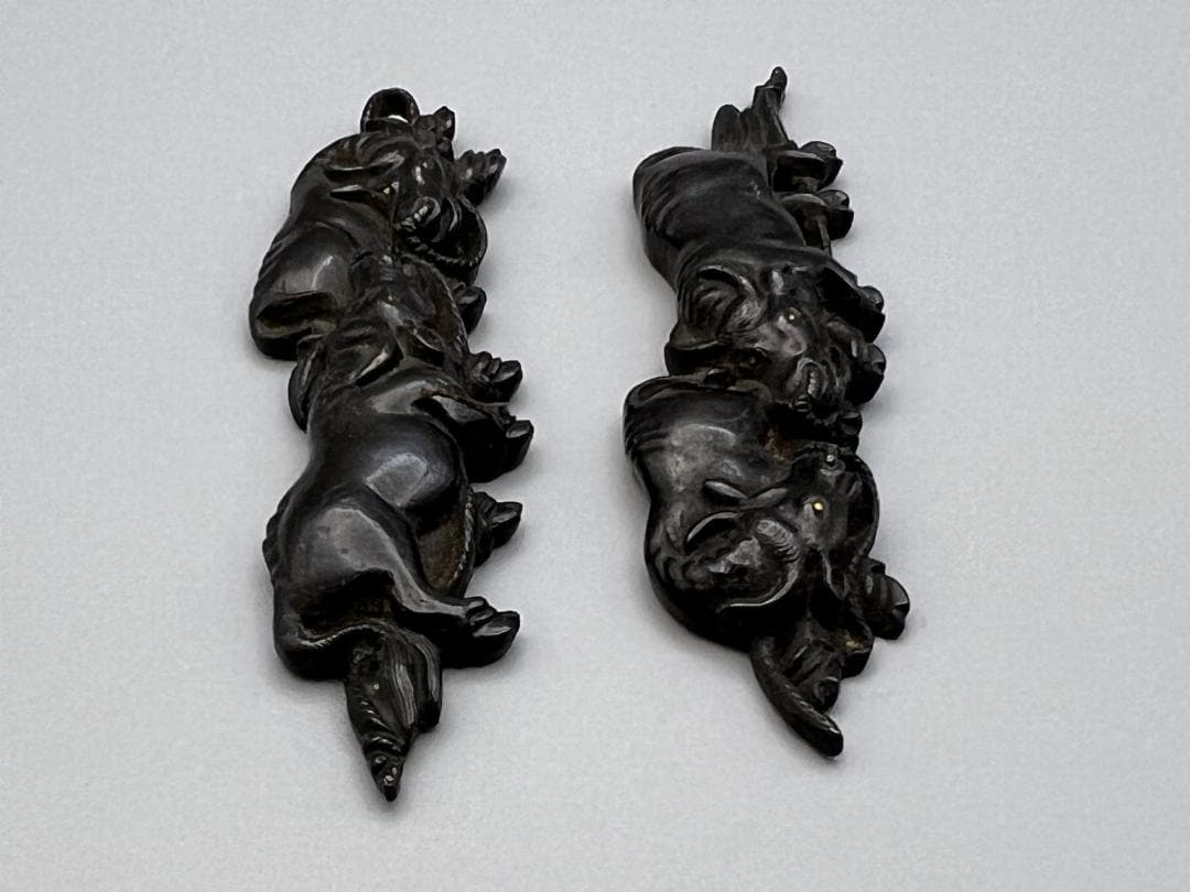 【海】江戸明治金工　二疋牛図　金目　手彫　目貫一体　銅製鍍金　骨董品　専用箱付