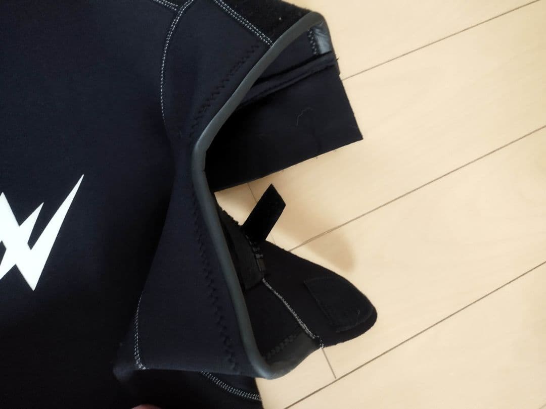 ウェットスーツ 稲妻ロゴ付き