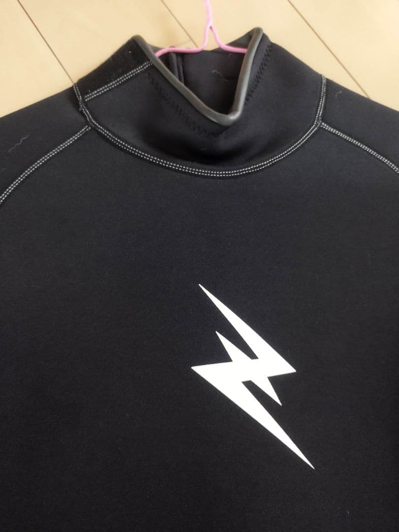 ウェットスーツ 稲妻ロゴ付き