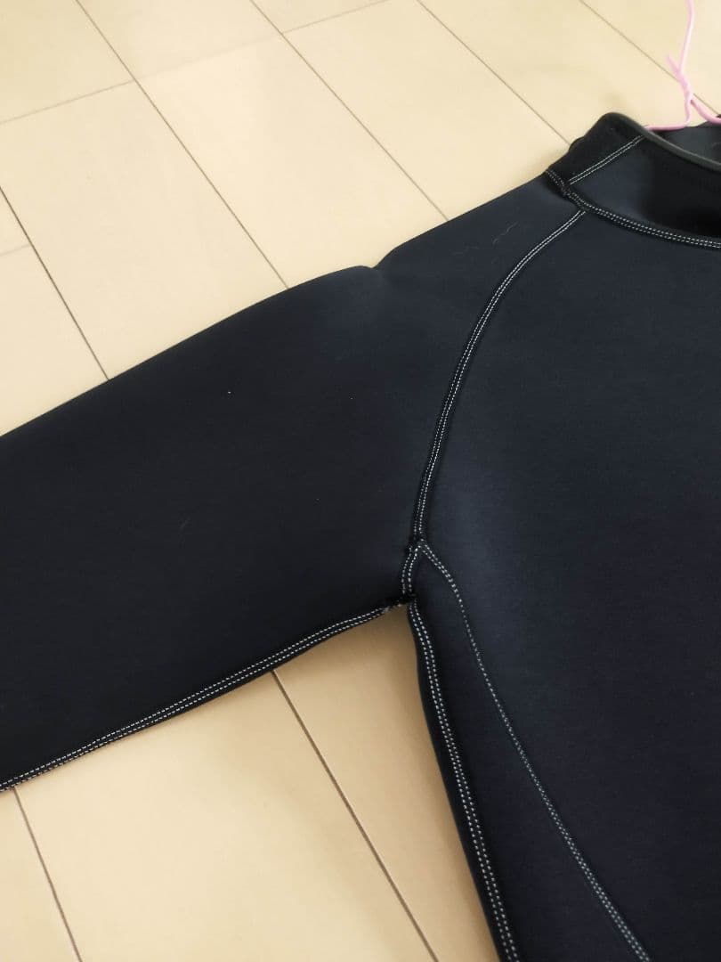 ウェットスーツ 稲妻ロゴ付き