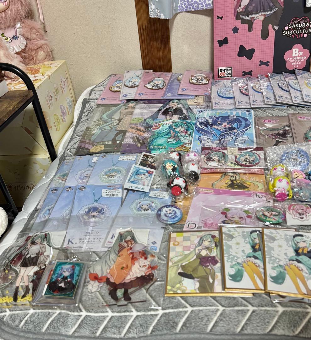 【美品】 初音ミク グッズ まとめ売り ぬいぐるみ アクリル ラバー 缶バッジ