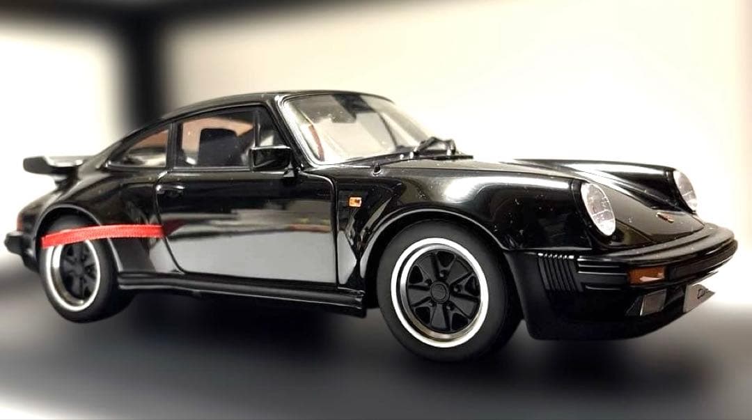 オートアートポルシェ911 ターボ 3.3 (930)AUTO art 1/18