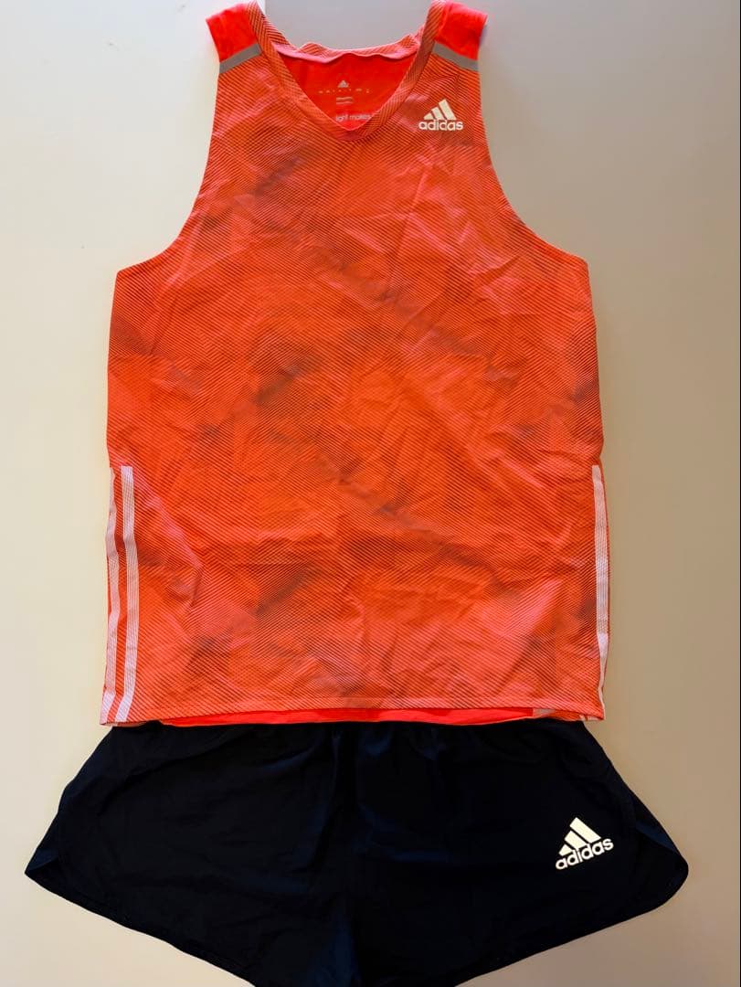 adidas オレンジタンクトップと黒ショーツセット　ランシャツランパンセット