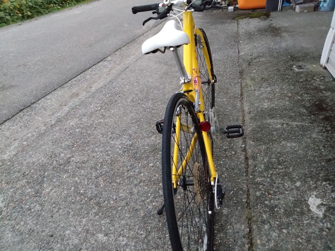 ジャイアント　現品引き取りのみ　ヘルメット、同色空気圧つき