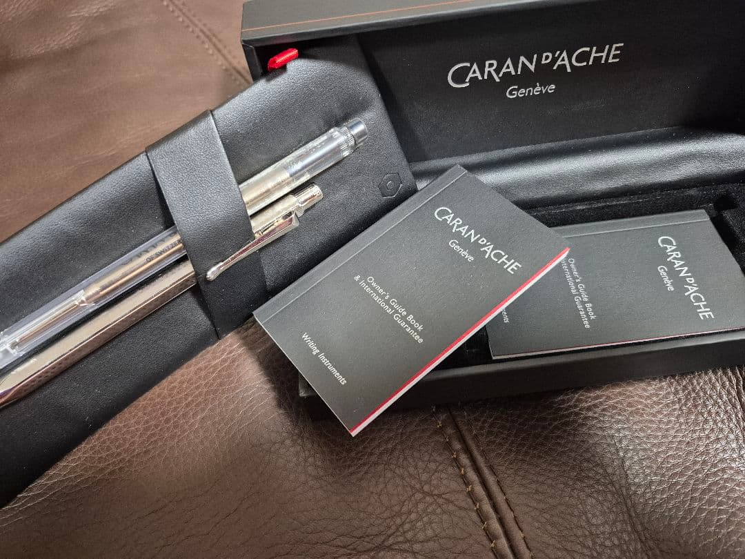 CARAN D'ACHE ボールペン シルバー　替芯&ケース付き