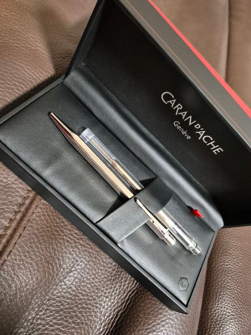 CARAN D'ACHE ボールペン シルバー　替芯&ケース付き