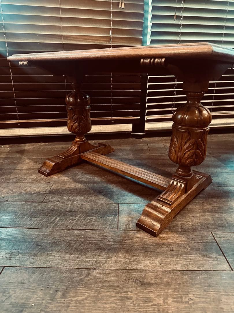 アンティーク彫刻装飾付き木製テーブル