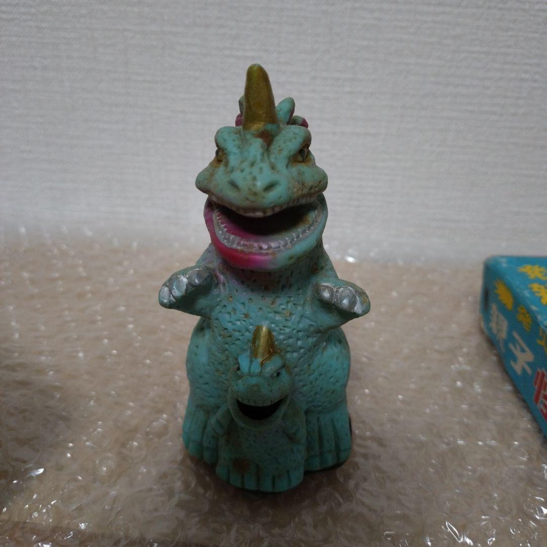 怪獣フィギュア 青とピンクのグラデーション