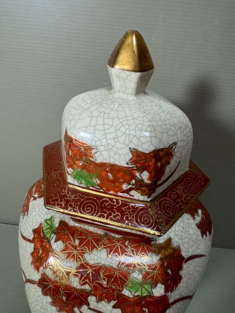 2155 薩摩焼 丸十字紋 色絵金彩花葉文　沈香壺　金彩