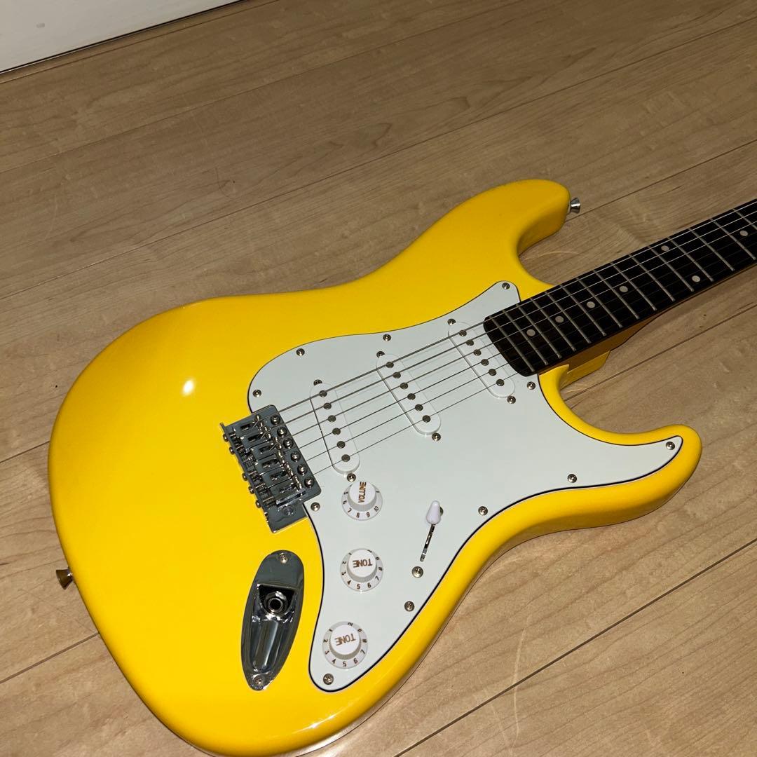 安い！！イエローカラーいい音　ストラトキャスタータイプ　弦高調整済み　です