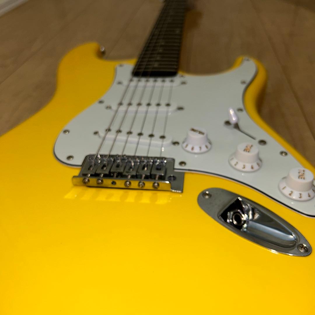 安い！！イエローカラーいい音　ストラトキャスタータイプ　弦高調整済み　です