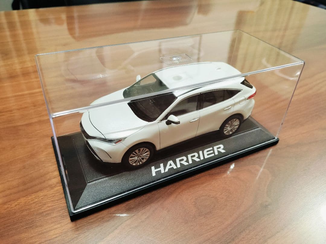 ☆美品☆トヨタ　ハリアー 1/30　ホワイトパールクリスタルシャイン