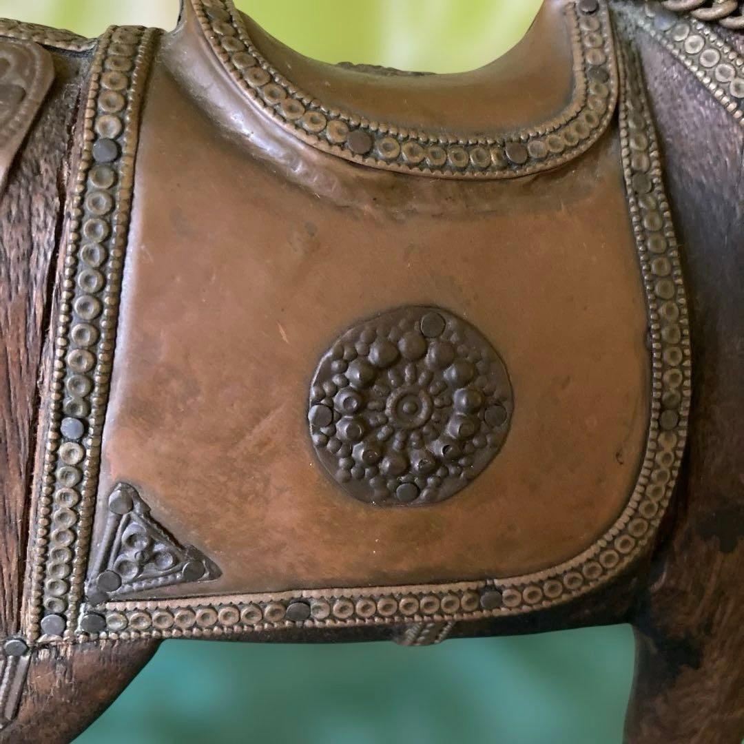 木製馬の彫刻 金属装飾付き