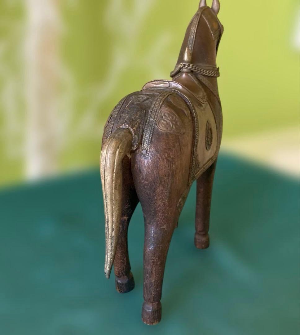 木製馬の彫刻 金属装飾付き