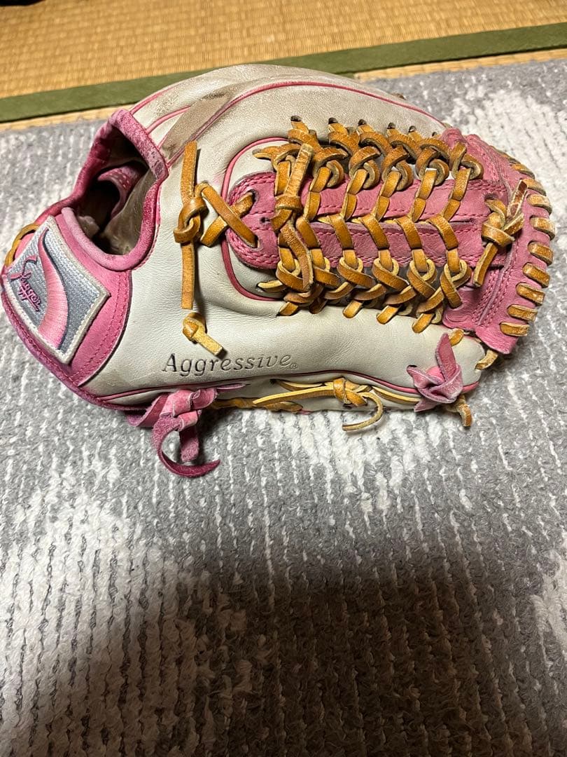 Slugger Aggressive 軟式グローブ ピンク/ホワイト　鳥谷モデル