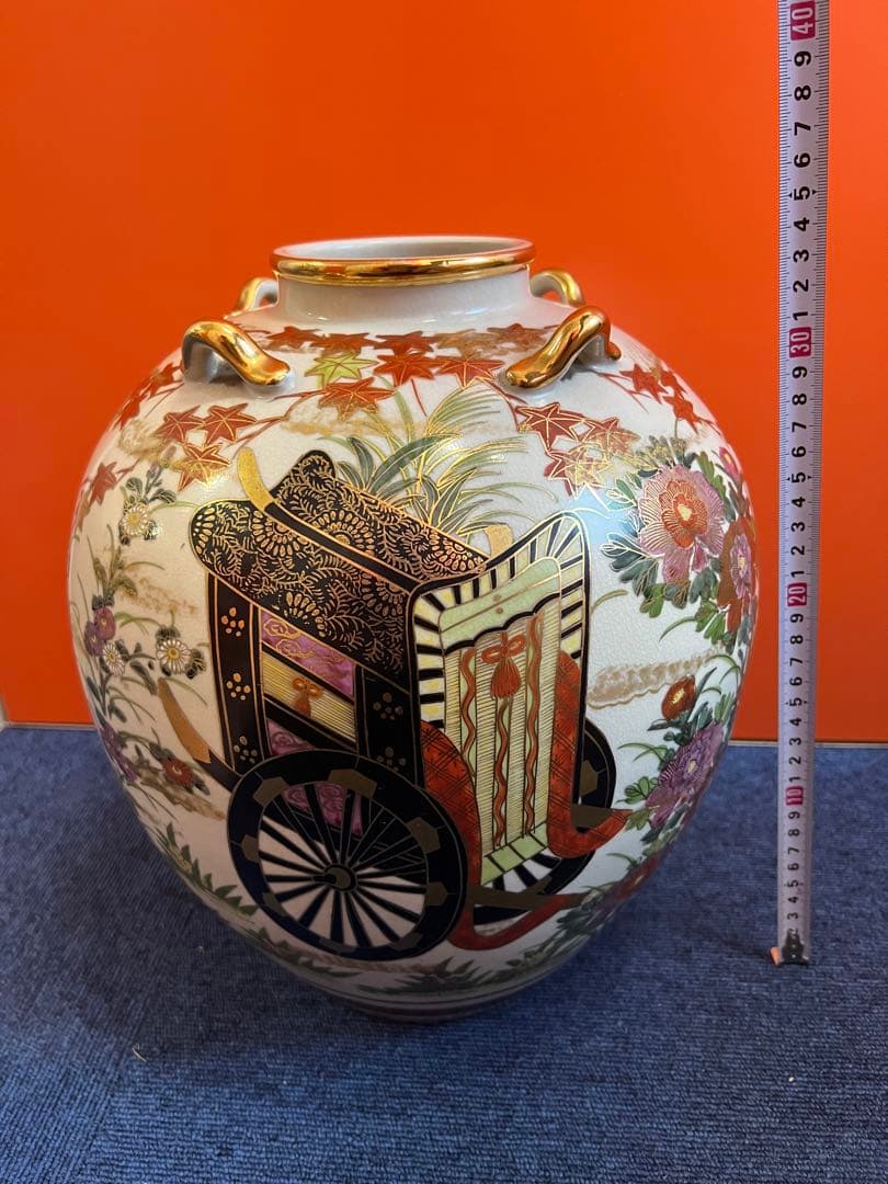 1345 薩摩焼　四耳付花瓶　草花と御所車図柄　金彩　時代物　骨董