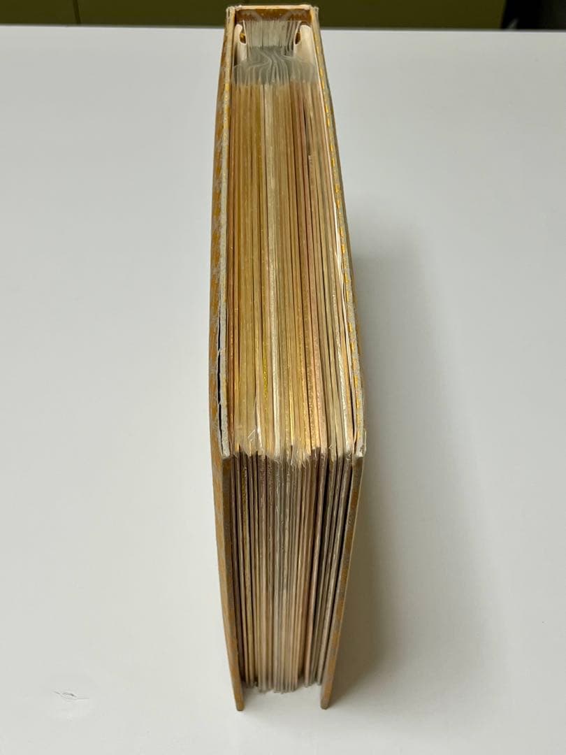 様々なテーマの作品を収録した日本画アルバム。