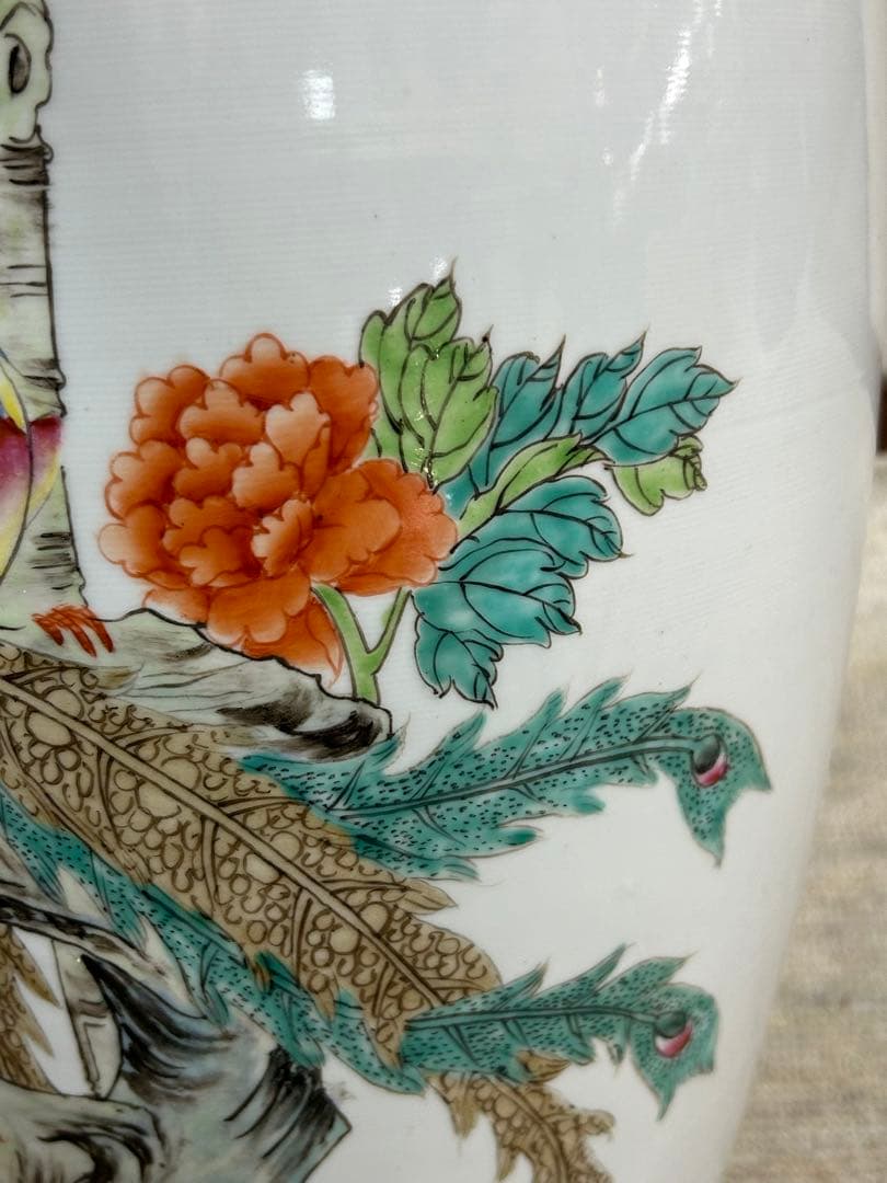 中国　景徳鎮製　孔雀牡丹図大瓶　送料込み0325