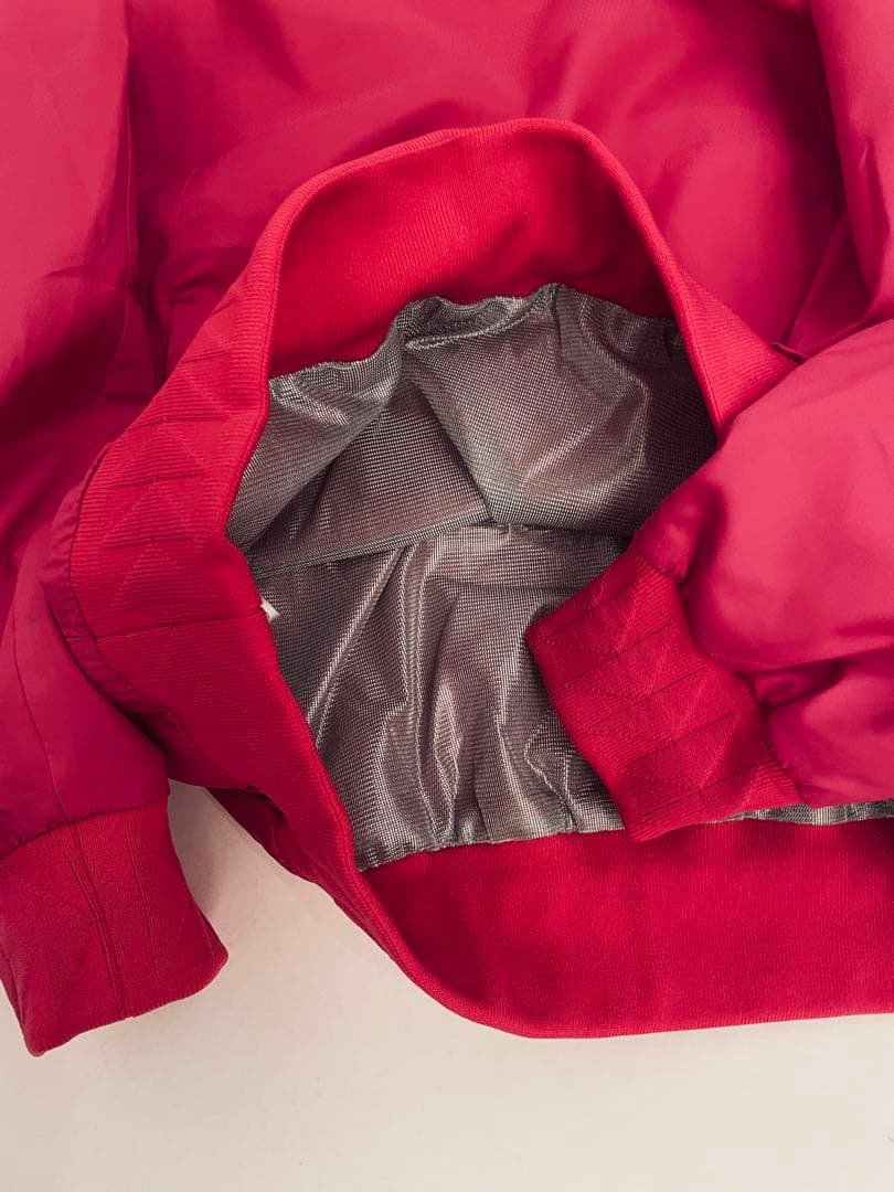 PGロゴ入り赤スウィングジャケット