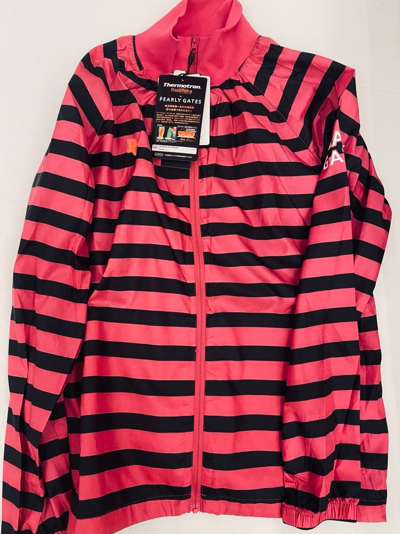 PGロゴ入り赤スウィングジャケット