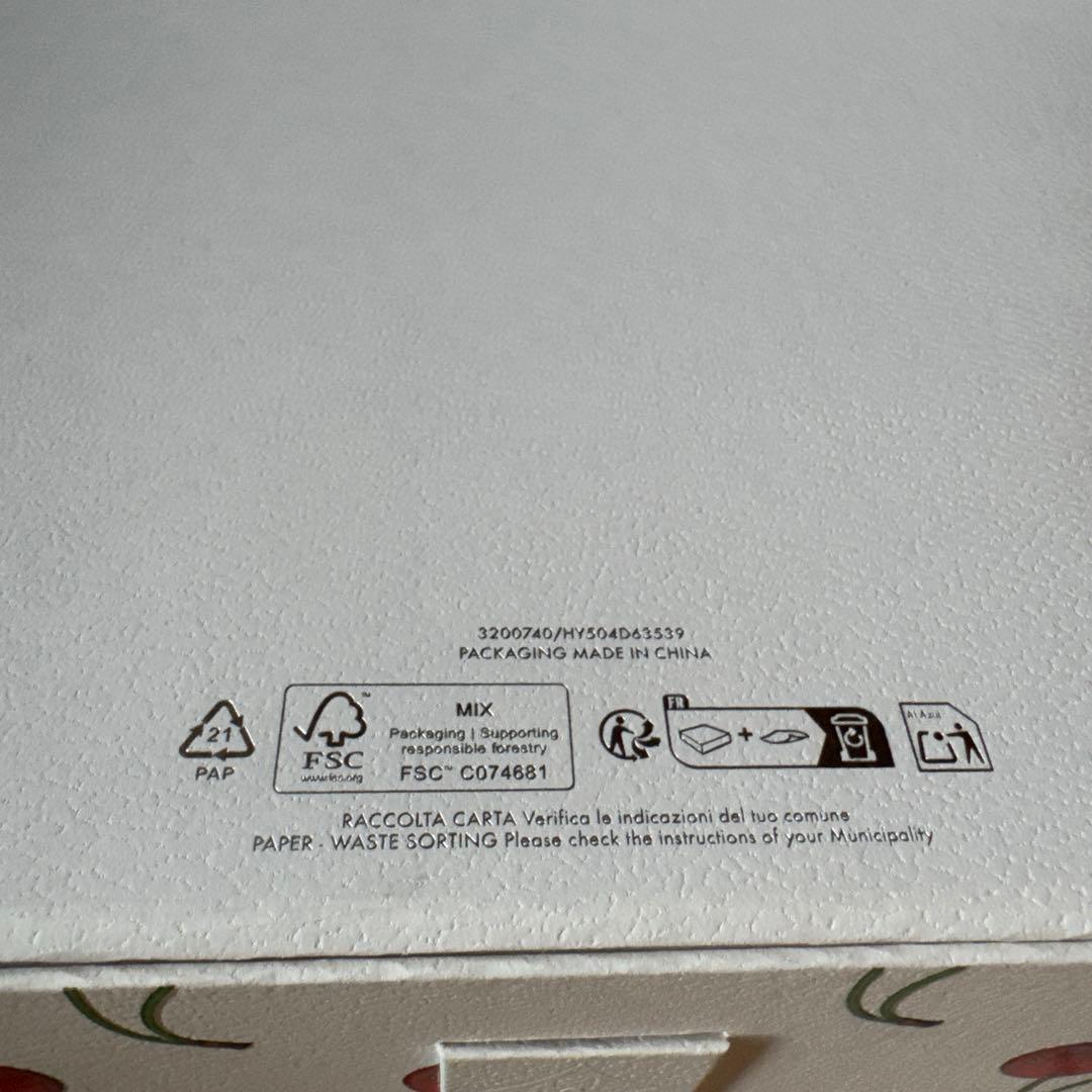 LVチェリー柄ショップ袋1枚、チェリー柄ダンボール1点、包装用紐1点